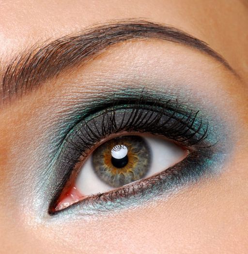 3blue makeup styles 4 christmas (2)_586x600 - ochii si machiaj si buze