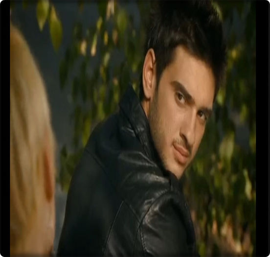 Ce să fie. O,o #I.[ spune mirat, de parcă nu ar fi făcut nimic. :)) actor din naştere. :> ]