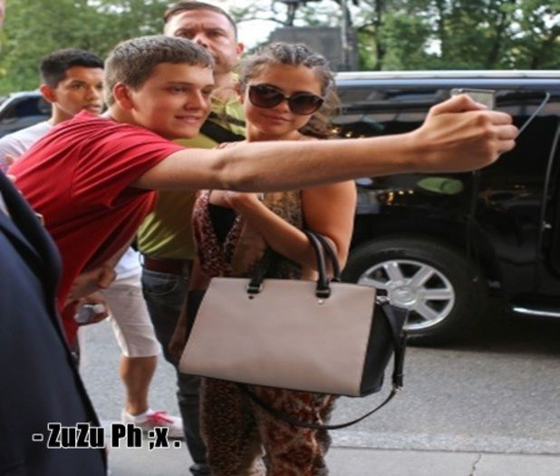 20.08 - Selena voltando para seu hotel em Nova York - x - SG - 20-08-14 - Selena voltando para seu hotel em Nova York
