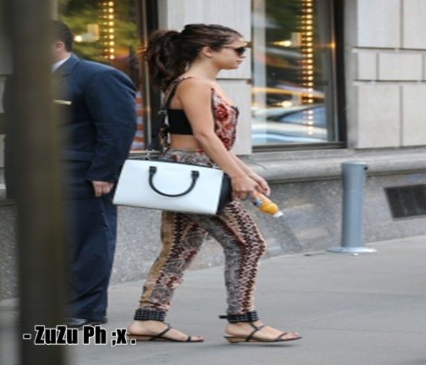 20.08 - Selena voltando para seu hotel em Nova York