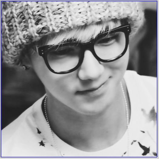 <Y>. :o3..Hyunaa :x ( o saruta : 3 )..Mnuuu..nu o sa-mi placaa :3 :))