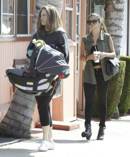 1 - Selena spends family time Mandy and Gracie---10 August 2013