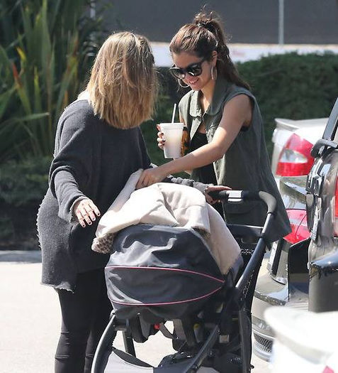 2 - Selena spends family time Mandy and Gracie---10 August 2013