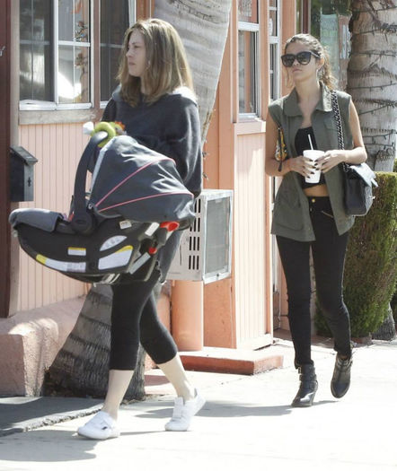 6 - Selena spends family time Mandy and Gracie---10 August 2013