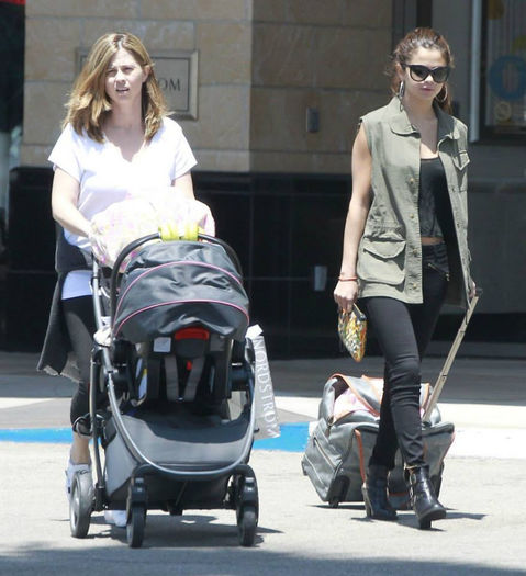 7 - Selena spends family time Mandy and Gracie---10 August 2013