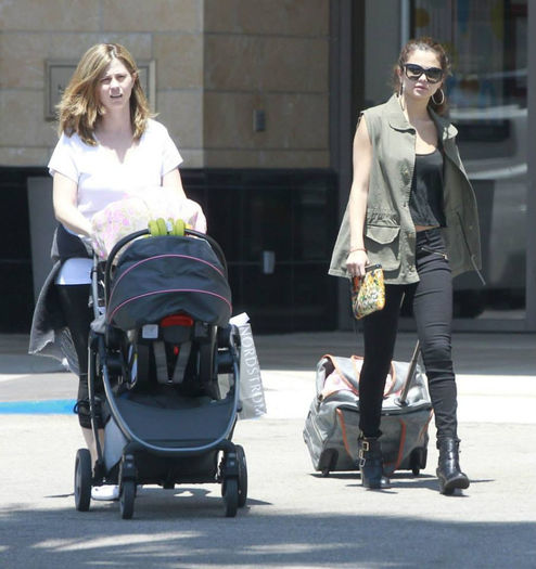 8 - Selena spends family time Mandy and Gracie---10 August 2013