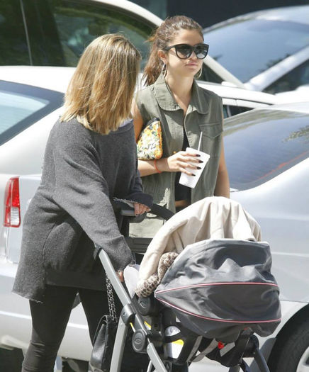 9 - Selena spends family time Mandy and Gracie---10 August 2013