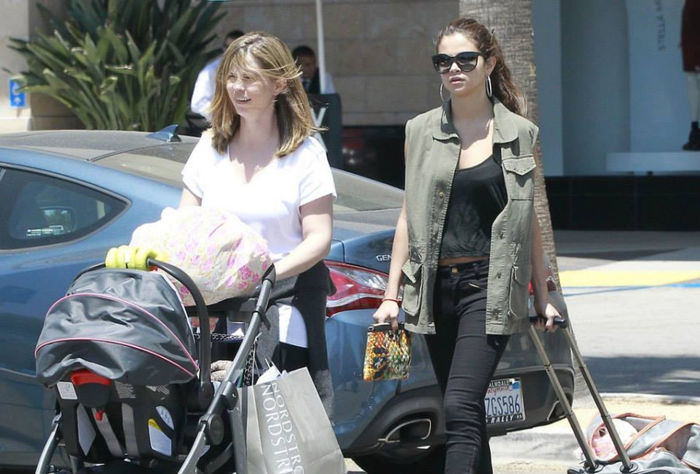 10 - Selena spends family time Mandy and Gracie---10 August 2013