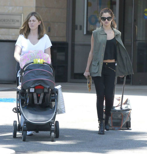 11 - Selena spends family time Mandy and Gracie---10 August 2013