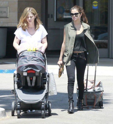 12 - Selena spends family time Mandy and Gracie---10 August 2013
