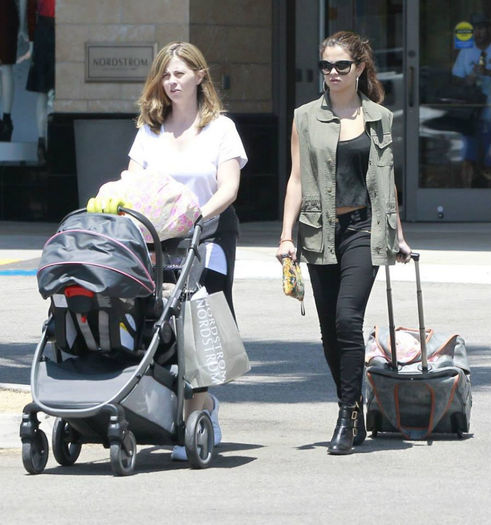 13 - Selena spends family time Mandy and Gracie---10 August 2013