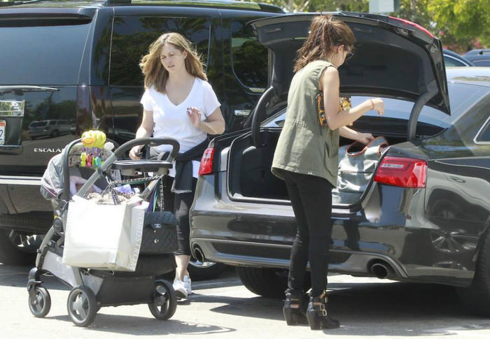 15 - Selena spends family time Mandy and Gracie---10 August 2013