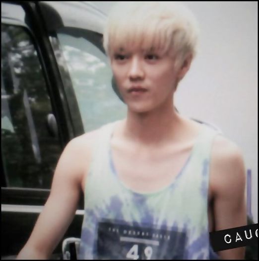 (LH) ..[uitandu`se] Eric seamana cu Kai. :))=)) ..[bea]