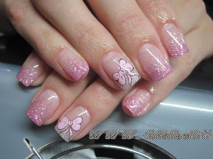 model-unghii-gel-2012-french-roz-sclipici-fundita