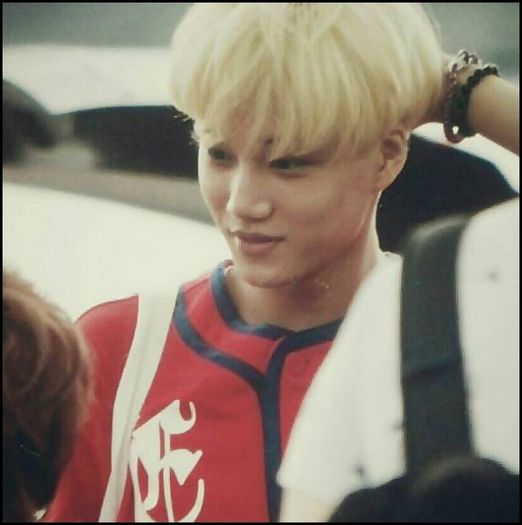 (Kai) ..[se intoarce;se aseaza la loc;bea] Paai,nu stiu. :-?? :))