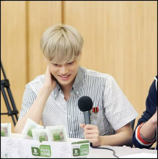 (Kai) ..Haai,propune. :-? [se pune pe jos;isi pune capul in poala lui Stal. :"> :))] - ix __ Episodul 009 __ xi