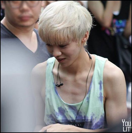 (LH) ..[coboara] (:| ..[isi ia tricoul pe el] (:|.. - ix __ Episodul 010 __ xi