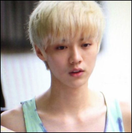 (LH) ..Hǎo. (:| Yǔ shuí? (:| ..[se aseaza pe fotoliu] - ix __ Episodul 010 __ xi