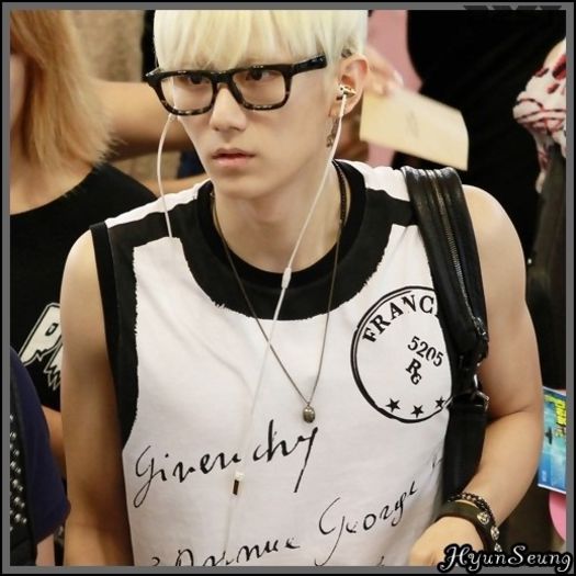 [(:] ..[coboara cu Seob] ..(:| ..Aha ..:| ..Cred ca sufrageria a devenit dormitor.. :-? - ix __ Episodul 010 __ xi
