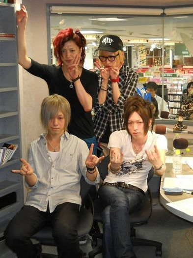 1098333_224915654331808_1763759127_n - Diaura la Radio