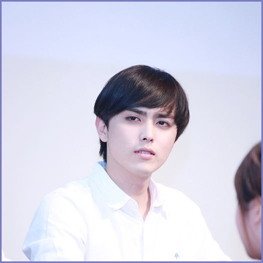 <.> Cu tine nu ma inteleg cand esti treaz..dar mite cand esti pe jumatatea adormit..-_-..:))