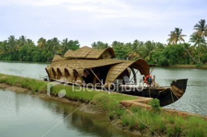 stock-photo-401233-transportation-india-kerala-kettuvallams-boat - Transportul in India