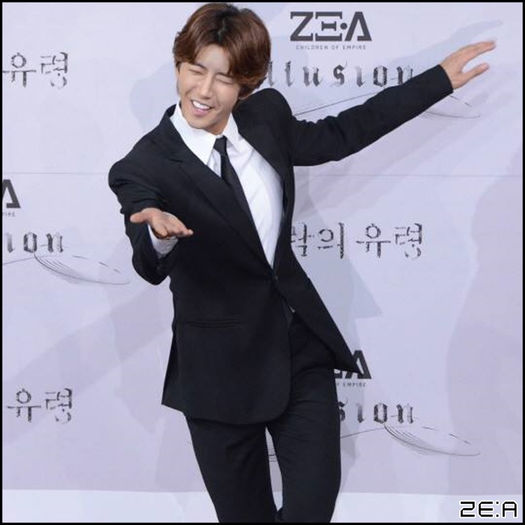 ⁂ zε:α ~> Day 14 |KwangHee|; Numai balerina din el putea face asta la o conferinta de presa =)) KwangHee e cel mai bun la facut glume.. =)) Il ador ca MC la Inkigayo :)) + Happy B-Day inger țăcănit :x
