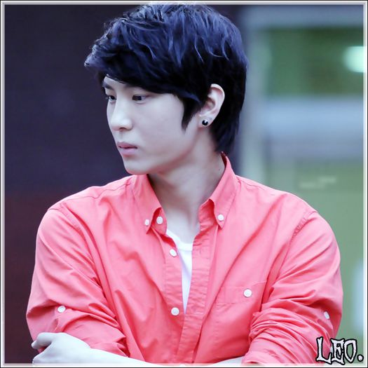 +| .. :| .. [da din cap dezaprobator] .. E colegul meu de trupa. :) ..