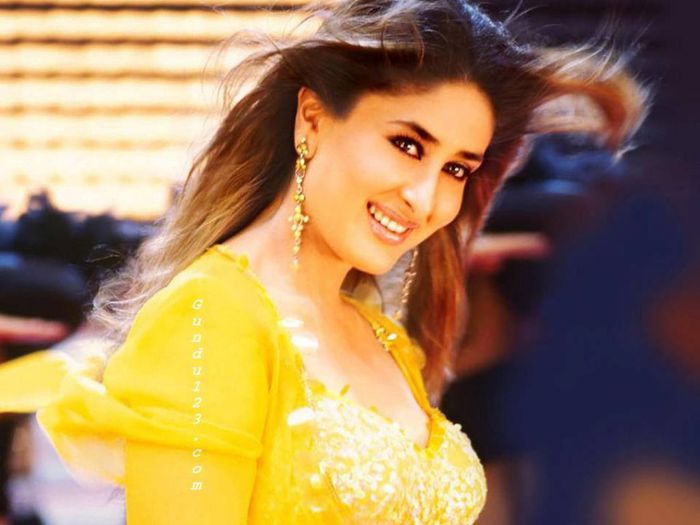 941539_607113915965609_2098004859_n - Kareena Kapoor 2