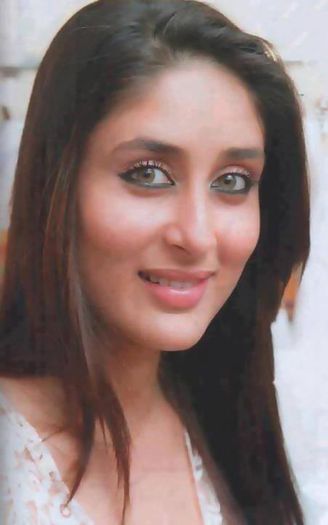 268920_606372752706392_394302217_n - Kareena Kapoor 2