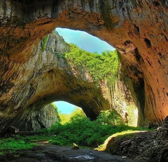 Pestera Devetashka, Bulgaria - MAGIA NATURII