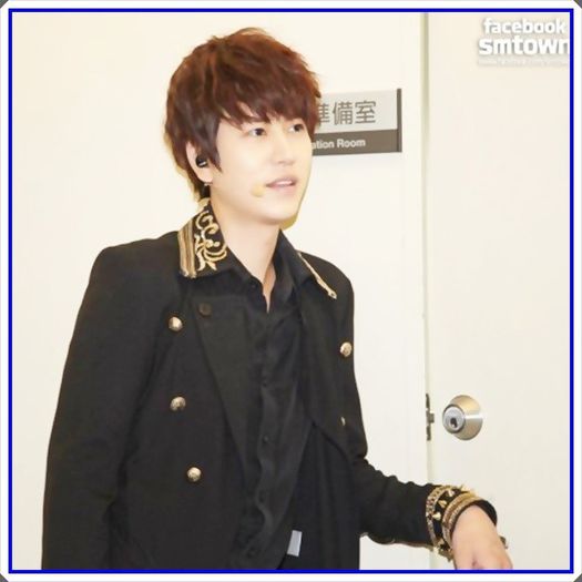<KH>. Nu..:-"..(fuge inauntru)..De ce i-ai zis..haa? :-w..(uitandu-se la Seob)