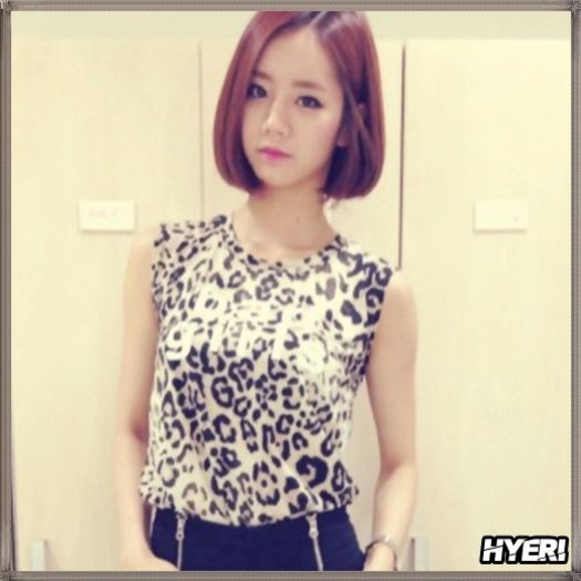 @. ..Nici eu nu vreau..[se ghemuieste; pune capul pe genunchi] ..:-< .. - ii - Hyeri Room - ii