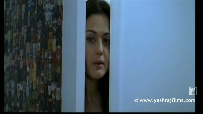 *deschide usa de la baie*