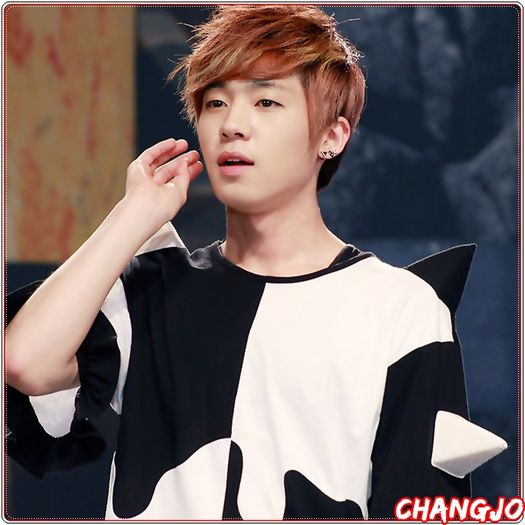 *- [de sus;la balustrada] Hyuung..nu`mi gasesc jacheta albastraa. :( :))=)).