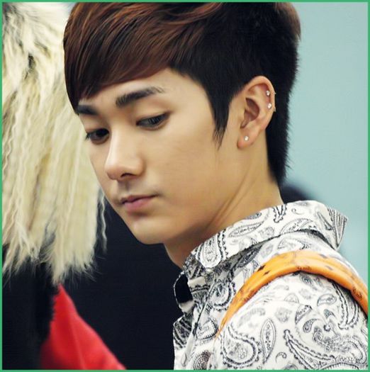 A. [se uita la Ara; dupa la JA] ..:-s ..:-ss Ne vedem la Pledis.. Byes boys. :-s ..[pleaca]