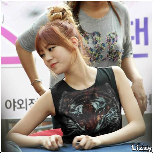 ↘. Paa~.. (:| Zahar? Nu..il beau fara.. (se ridica|se sprijina de spatar) ..(:| - ix __ Episodul 014 __ xi