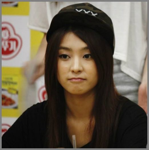 [:)] ..Ahaa. :( Lasa,Seob..te i-au inapoi ca si amant. :( Vrei? :-s Byee.. - ix __ Episodul 014 __ xi