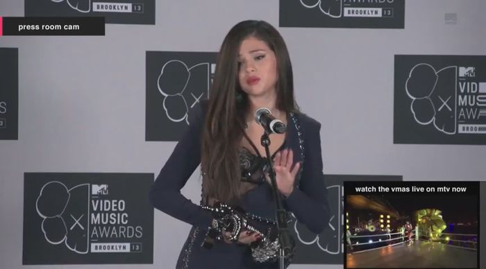 bscap0139 - xX_Interview MTV VMA press room 2013