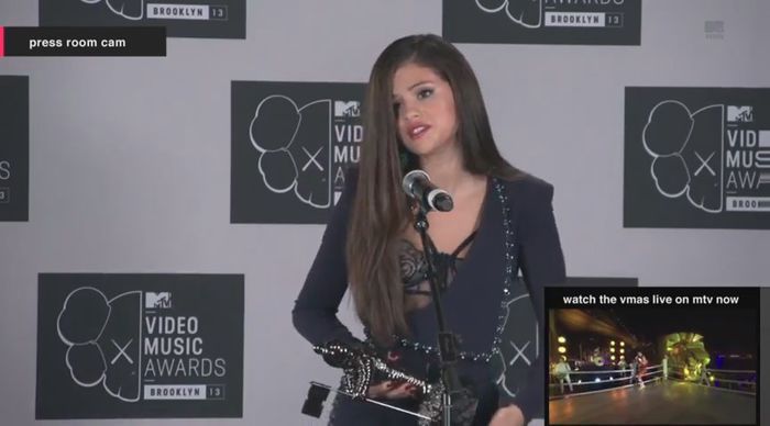 bscap0141 - xX_Interview MTV VMA press room 2013