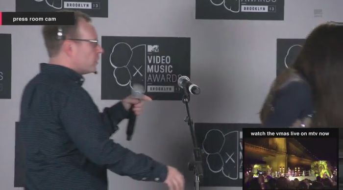 bscap0168 - xX_Interview MTV VMA press room 2013