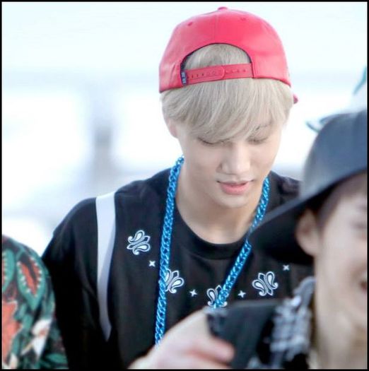 (Kai) ..[intra tremurand :(; stranuta] Buna.. :)