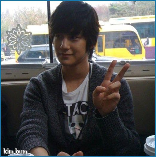 Kb.. Hei. :) [se uita la ea] Oppa. :o3 [ii da parul din ochisori;o saruta :3] Asta este..
