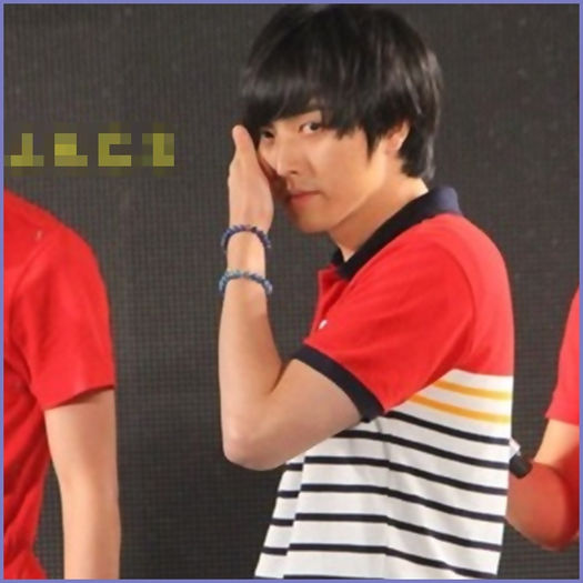 <.> HeeChul sta si se plictiseste :-?..:)) [bea]