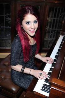 Ariana-Grande-life-style-2011-08