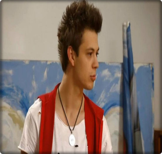 Văd că deja ţi s-a urcat la cap băutura. O.O [ îi aduce o pătură. ] Dormi! - CRISTI home - please knock __ x3