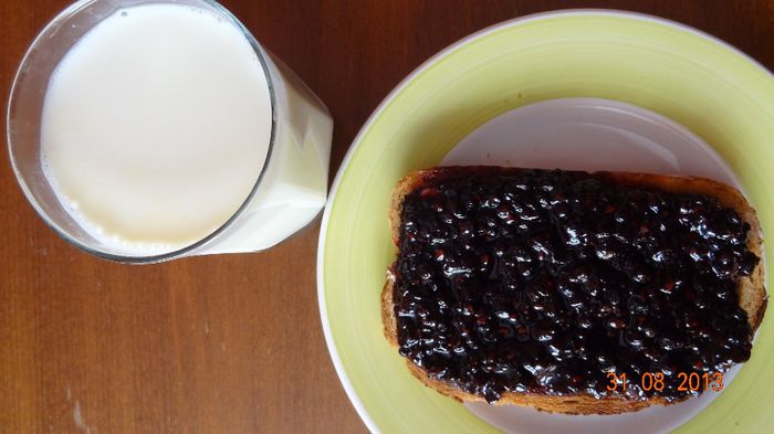 Lapte proaspat cu o felie de dulceata de soc un mic dejun perfect - Vand Dulceata de soc