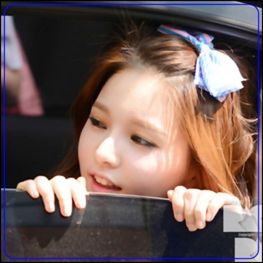 <J>. (se uita pe geam..nu...i.p.:)) .ok? :-" )...