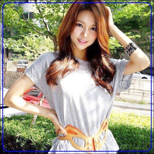 <J> ..Mhm..:) . (uitandu-se in continuare pe geam)