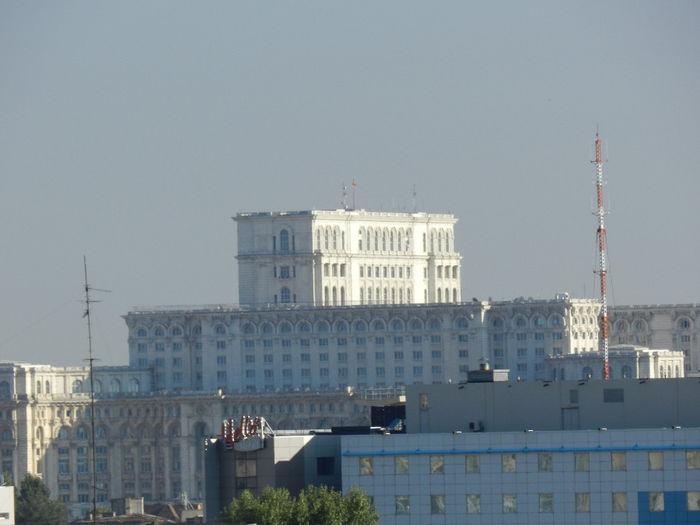 PALATUL PARLAMENTULUI - ORASUL VAZUT DE LA GEAM